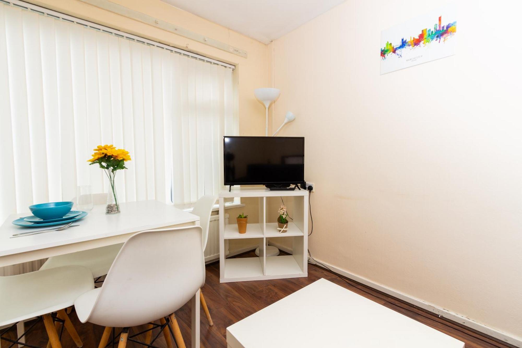 Studio In Stretford With Great Transport Links Appartement Manchester Buitenkant foto