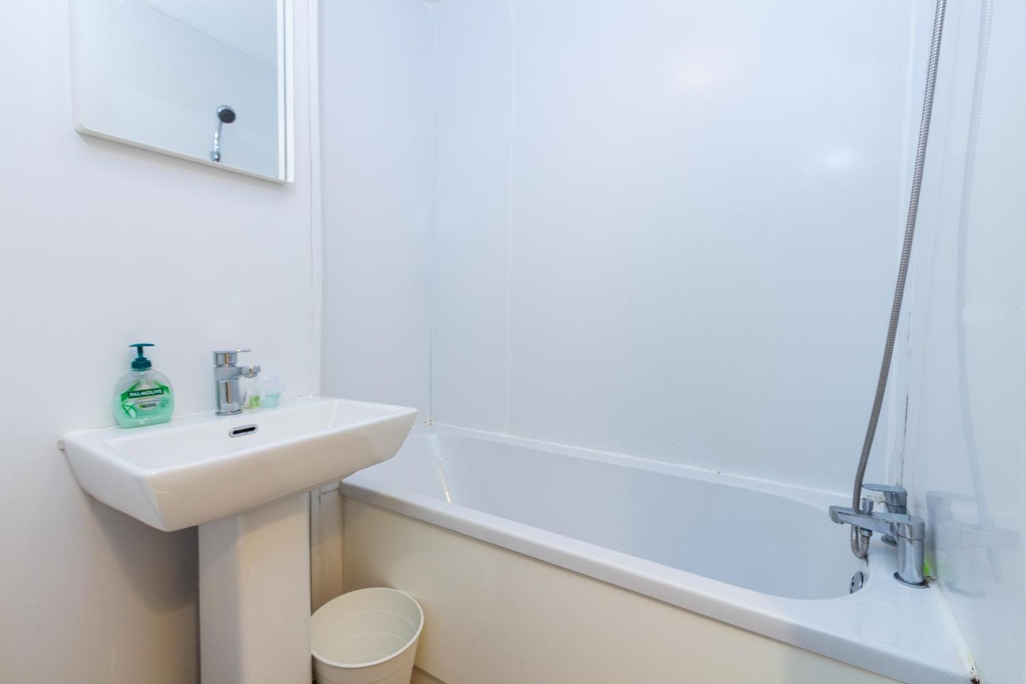 Studio In Stretford With Great Transport Links Appartement Manchester Buitenkant foto
