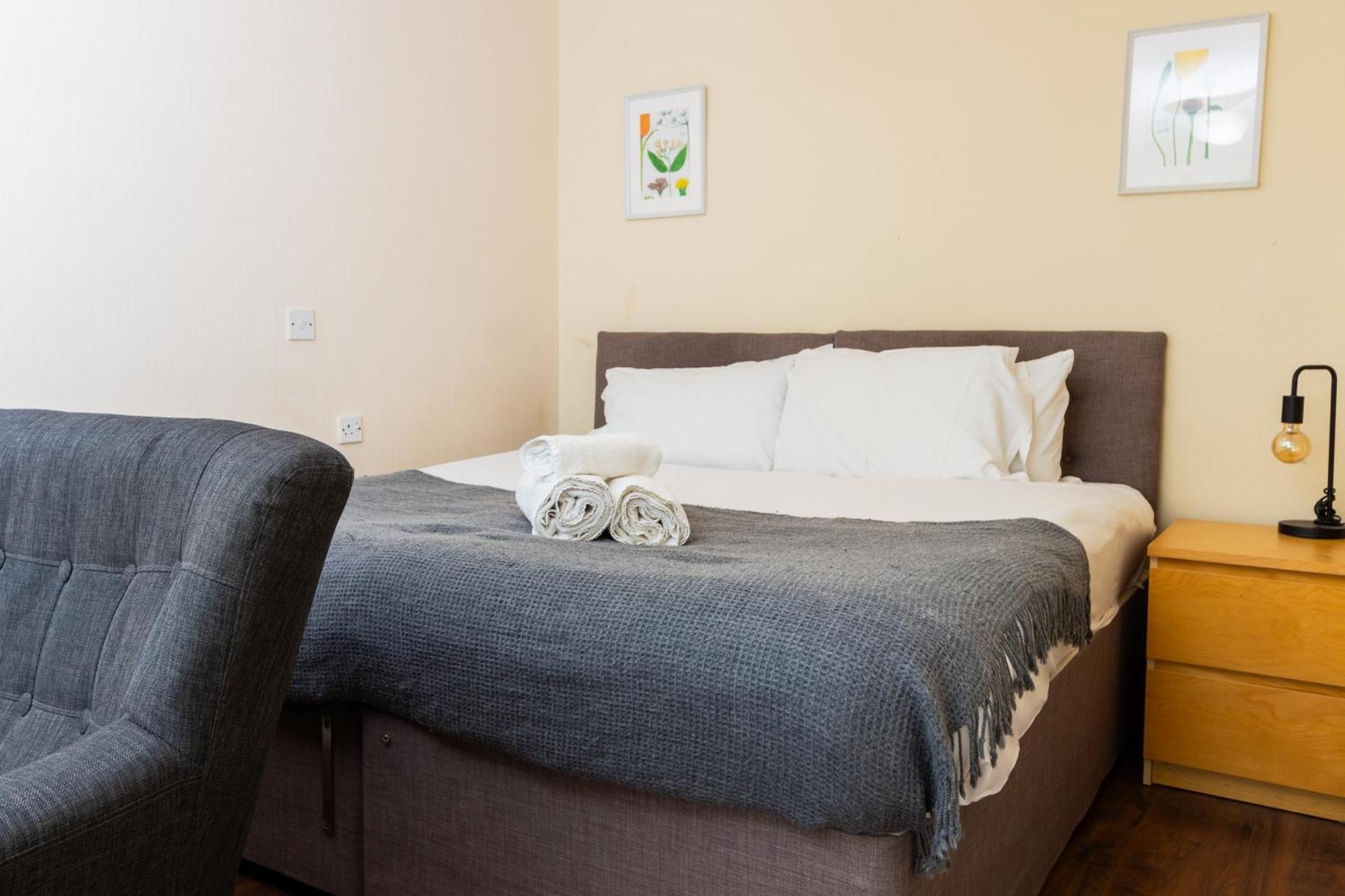 Studio In Stretford With Great Transport Links Appartement Manchester Buitenkant foto