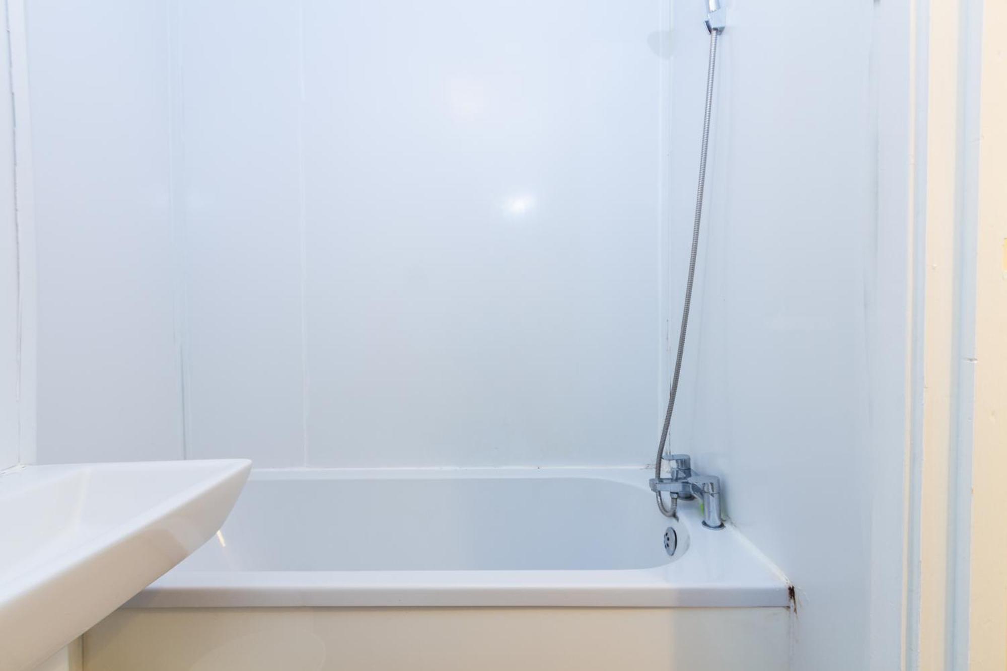 Studio In Stretford With Great Transport Links Appartement Manchester Buitenkant foto