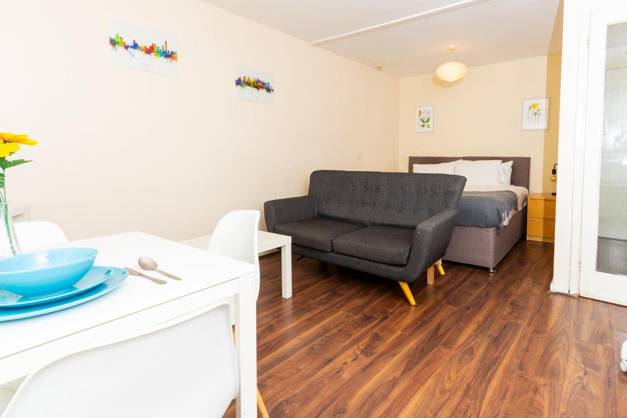 Studio In Stretford With Great Transport Links Appartement Manchester Buitenkant foto
